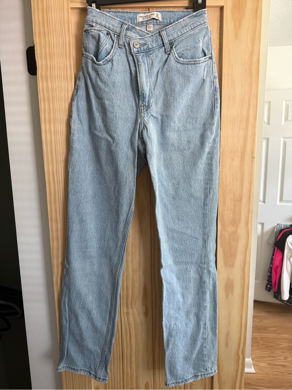 Abercrombie & Fitch 90s Straight Light Wash High-Rise Jeans - Curve Love. - Picture 3 of 3